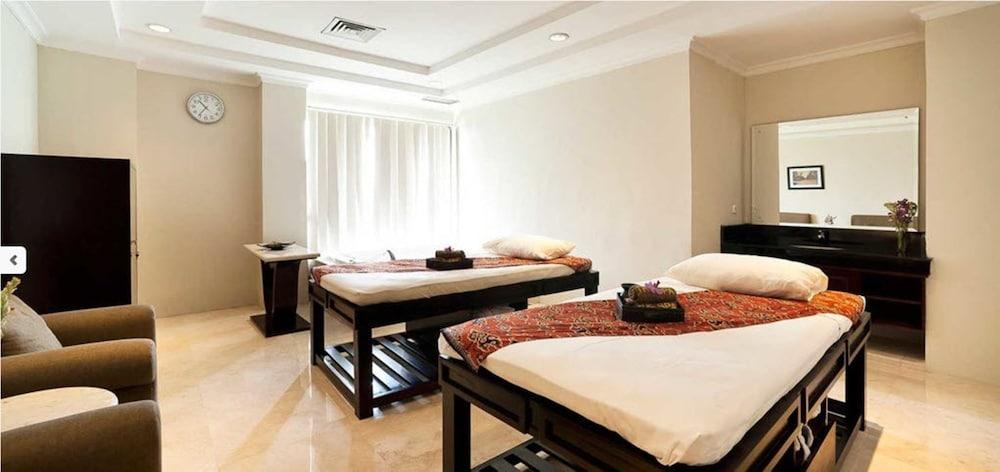 Royal Kuningan Hotel Jakarta Exterior photo